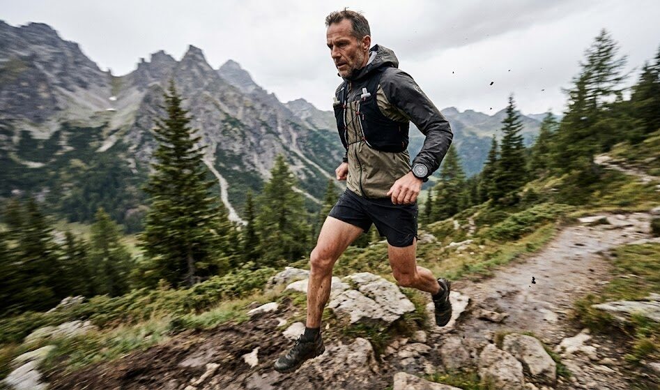 Dynamiczne zdjęcie przedstawiające mężczyznę w średnim wieku podczas biegu.