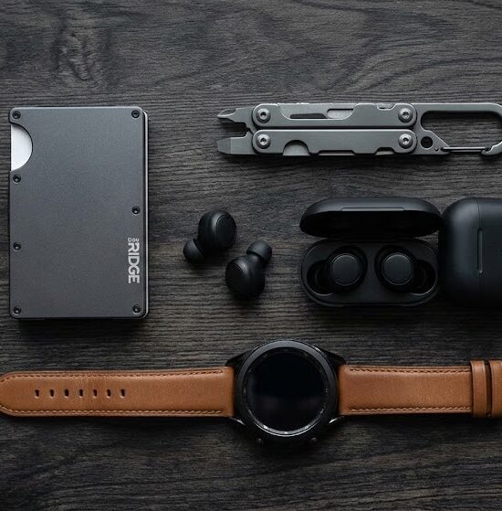 Estetyczne ujęcie typu flat lay prezentujące zestaw nowoczesnych akcesoriów codziennego użytku