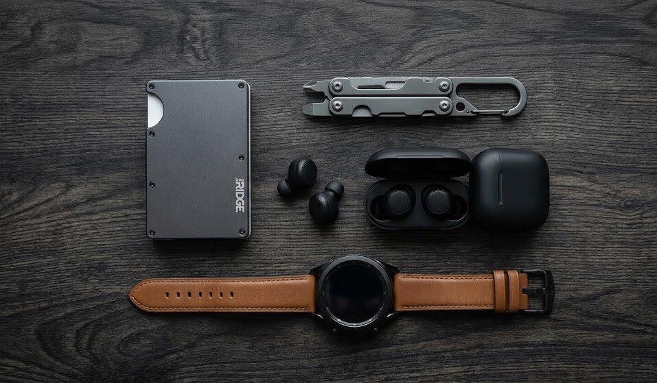 Estetyczne ujęcie typu flat lay prezentujące zestaw nowoczesnych akcesoriów codziennego użytku