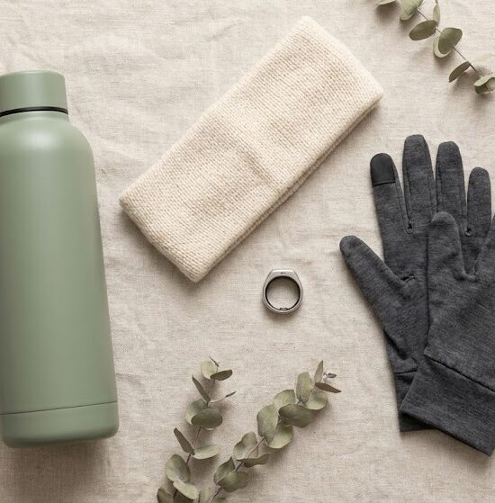 Estetyczne zdjęcie typu flat lay przedstawiające zestaw dla aktywnej kobiety