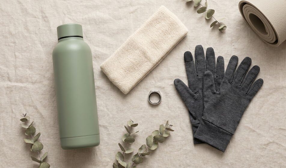 Estetyczne zdjęcie typu flat lay przedstawiające zestaw dla aktywnej kobiety