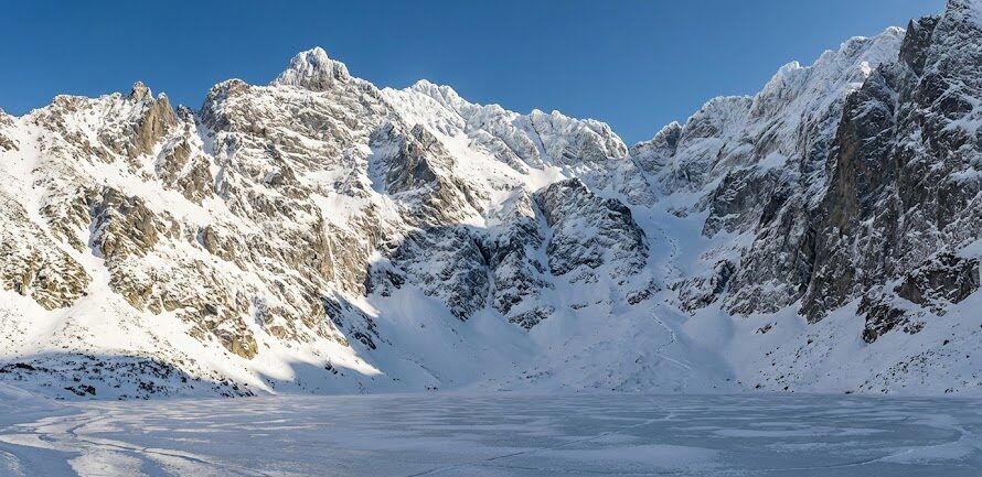 Imponujące zdjęcie panoramiczne Tatr Wysokich z widokiem na Mięguszowieckie Szczyty i Rysy