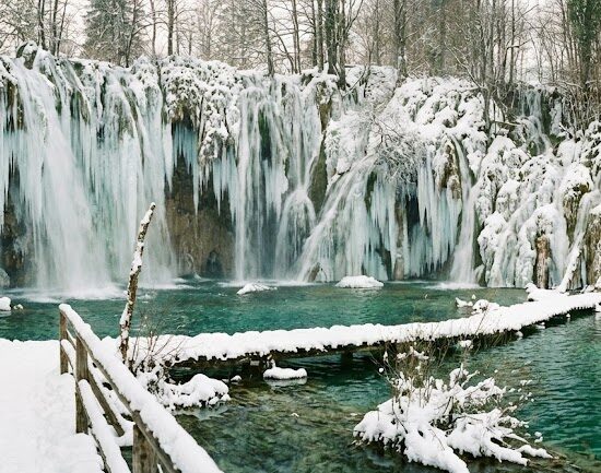 Panoramiczne ujęcie Jezior Plitwickich w zimowej scenerii.