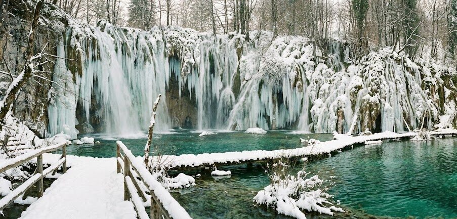 Panoramiczne ujęcie Jezior Plitwickich w zimowej scenerii.
