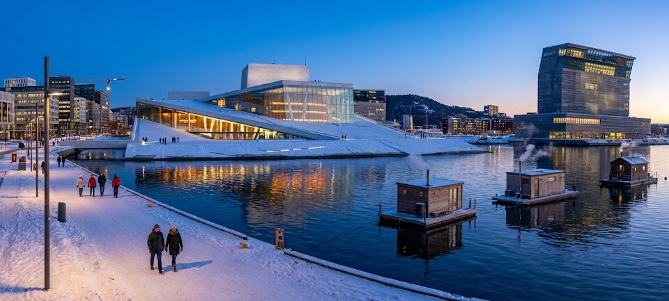 Panoramiczne ujęcie nabrzeża Bjørvika w Oslo o błękitnej godzinie