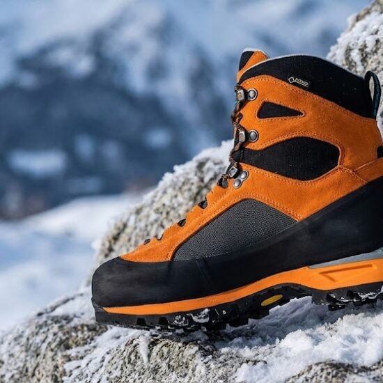 Profesjonalne zdjęcie produktowe wysokiego buta wysokogórskiego