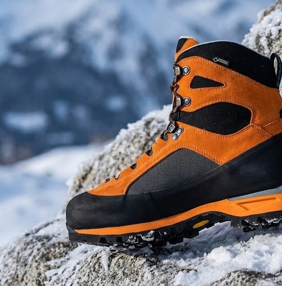 Profesjonalne zdjęcie produktowe wysokiego buta wysokogórskiego