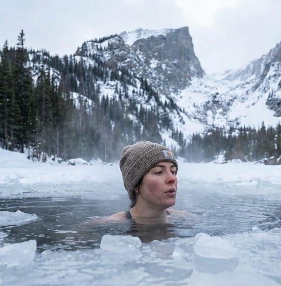 Profesjonalne zdjęcie przedstawiające osobę w trakcie sesji krioterapii w naturalnych warunkach.