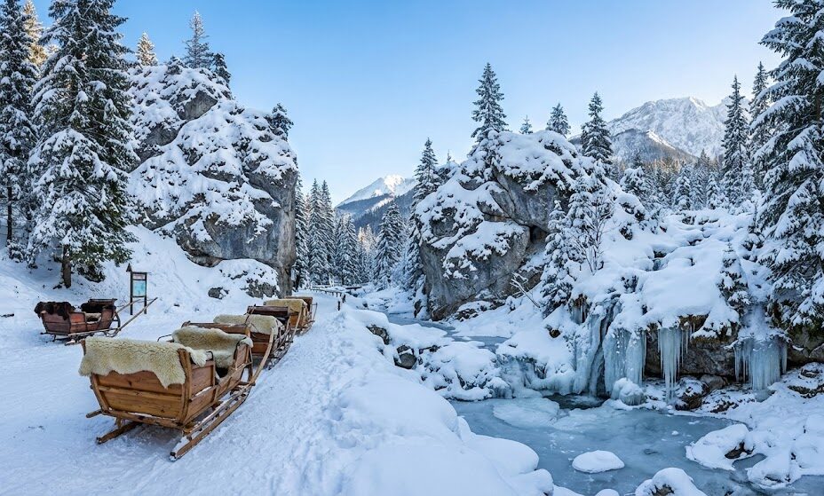 Szerokie ujęcie wejścia do Doliny Kościeliskiej w Kirach