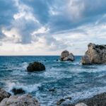 Szerokie ujęcie wybrzeża w okolicach Skały Afrodyty (Petra tou Romiou) zimą.