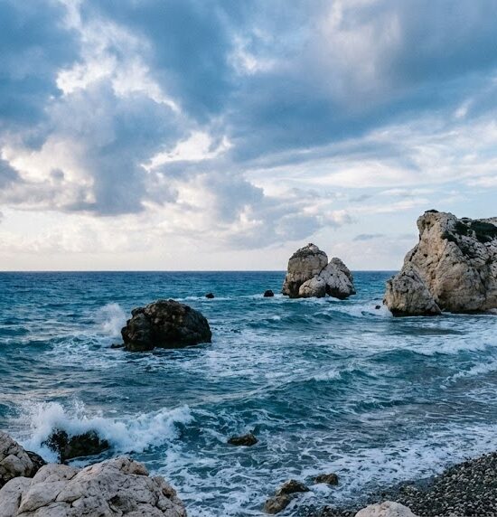 Szerokie ujęcie wybrzeża w okolicach Skały Afrodyty (Petra tou Romiou) zimą.