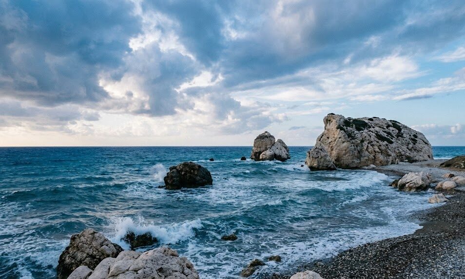 Szerokie ujęcie wybrzeża w okolicach Skały Afrodyty (Petra tou Romiou) zimą.