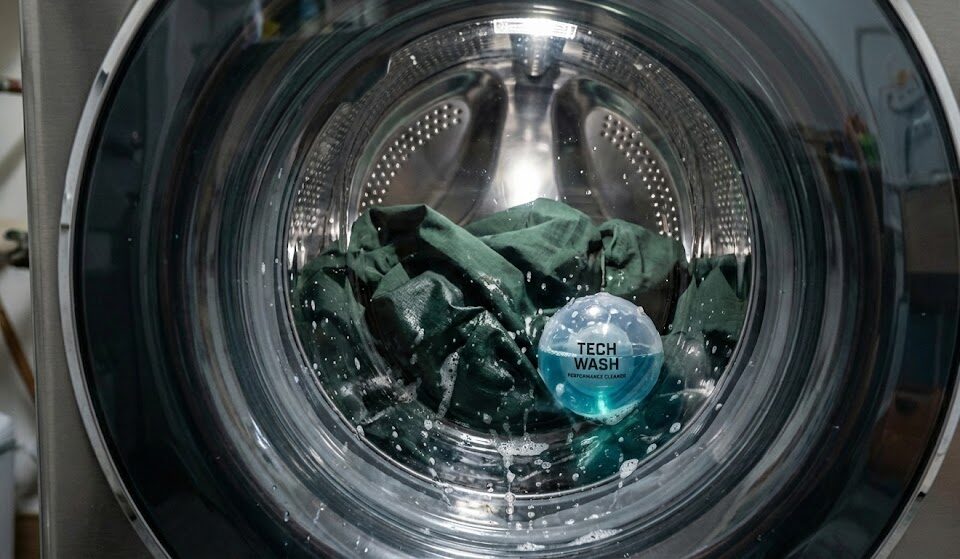 Wnętrze pralki z włożoną jedną kurtką techniczną