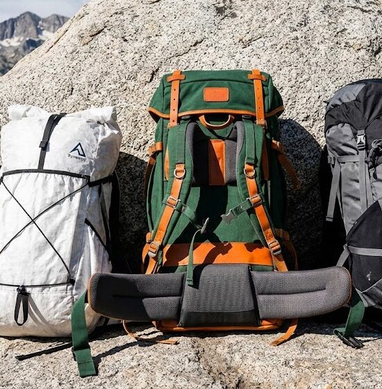 Zdjęcie porównawcze trzech różnych plecaków outdoorowych