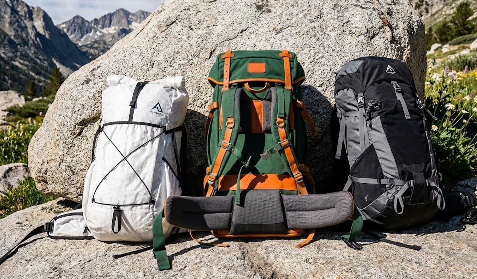Zdjęcie porównawcze trzech różnych plecaków outdoorowych