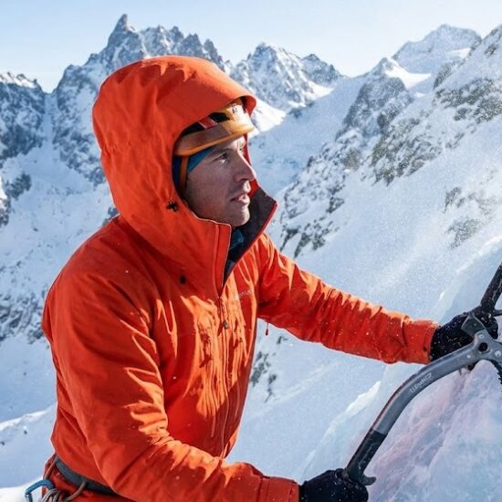 Zdjęcie przedstawiające profesjonalnego alpinistę wspinającego się po lodospadzie