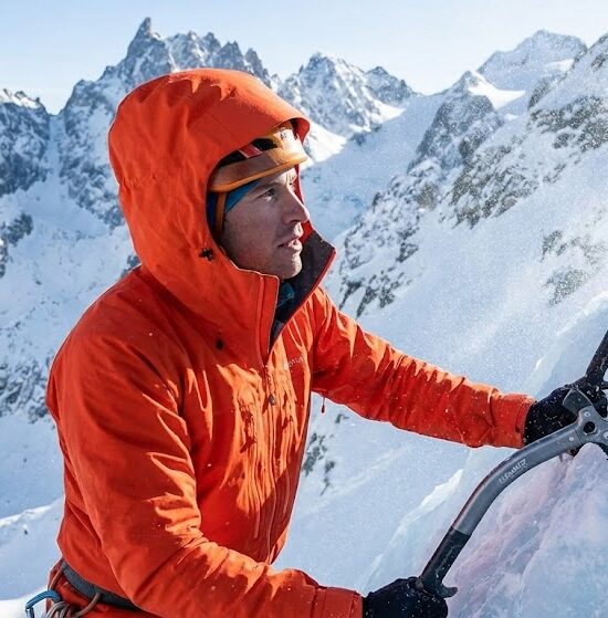 Zdjęcie przedstawiające profesjonalnego alpinistę wspinającego się po lodospadzie