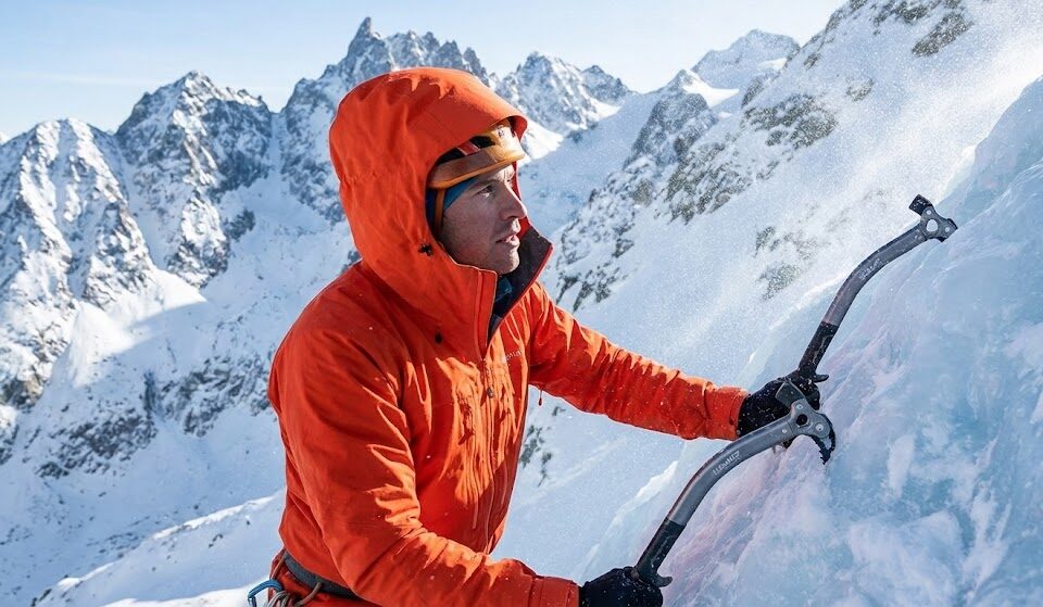 Zdjęcie przedstawiające profesjonalnego alpinistę wspinającego się po lodospadzie