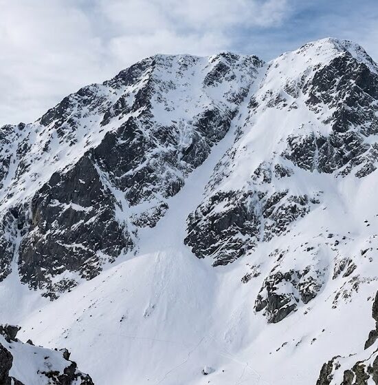 Zdjęcie wykonane z progu Doliny Pięciu Stawów Polskich, ukazujące masyw Koziego Wierchu w zimowej aurze.