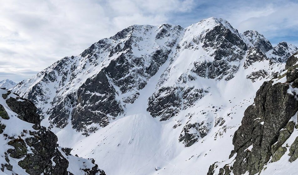 Zdjęcie wykonane z progu Doliny Pięciu Stawów Polskich, ukazujące masyw Koziego Wierchu w zimowej aurze.