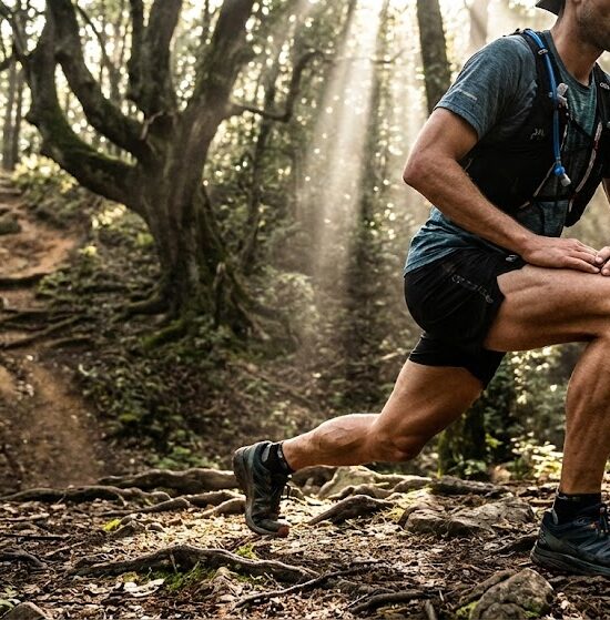 djęcie biegacza lub turysty wykonującego wykroki na leśnej ścieżce