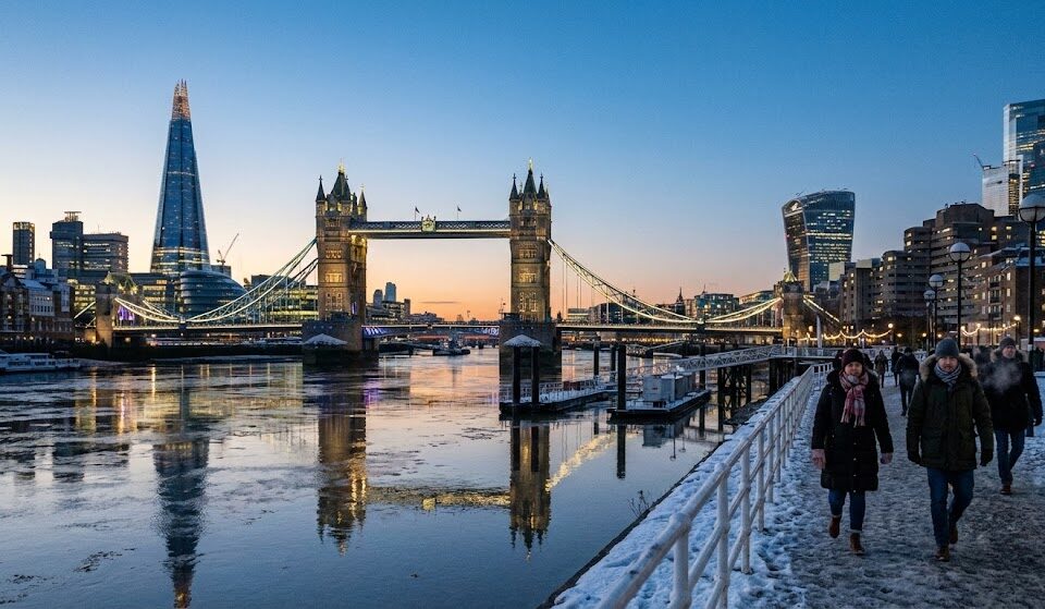 ujęcie Tamizy o zmierzchu w mroźny, ale jasny styczniowy dzień.