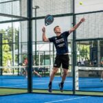 Dynamiczne ujęcie z wnętrza kortu do padla