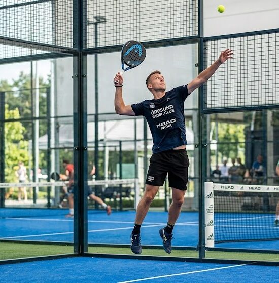 Dynamiczne ujęcie z wnętrza kortu do padla