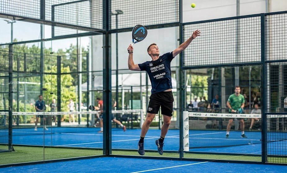 Dynamiczne ujęcie z wnętrza kortu do padla