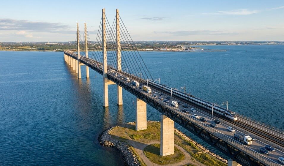 Dynamiczny kadr z drona pokazujący imponujący most nad cieśniną Öresund