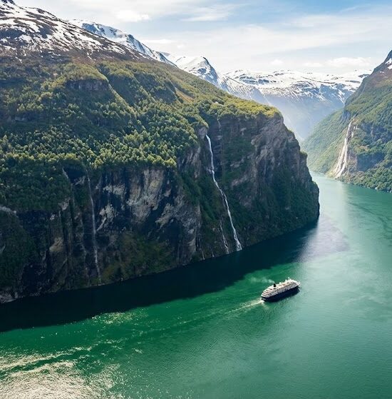 Epickie ujęcie z drona nad Geirangerfjorden w słoneczny dzień