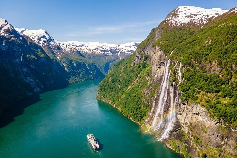 Epickie zdjęcie z drona przedstawiające fiord Geirangerfjorden