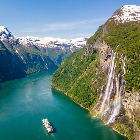 Epickie zdjęcie z drona przedstawiające fiord Geirangerfjorden