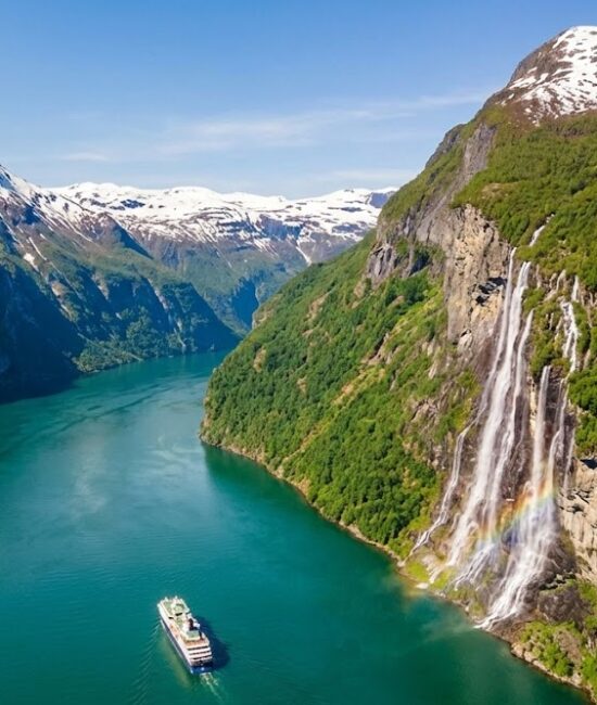Epickie zdjęcie z drona przedstawiające fiord Geirangerfjorden