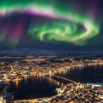 Nocne zdjęcie Tromsø z perspektywy góry Storsteinen