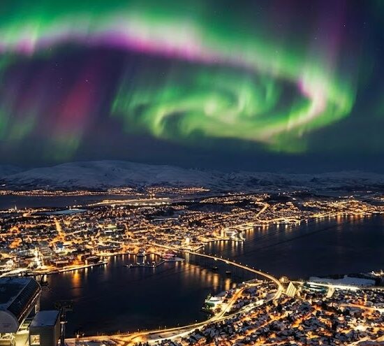 Nocne zdjęcie Tromsø z perspektywy góry Storsteinen