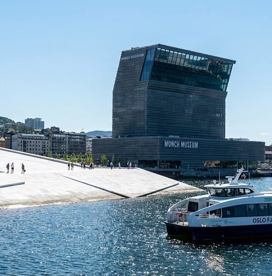 Zdjęcie Oslo wykonane z poziomu fiordu w słoneczny dzień