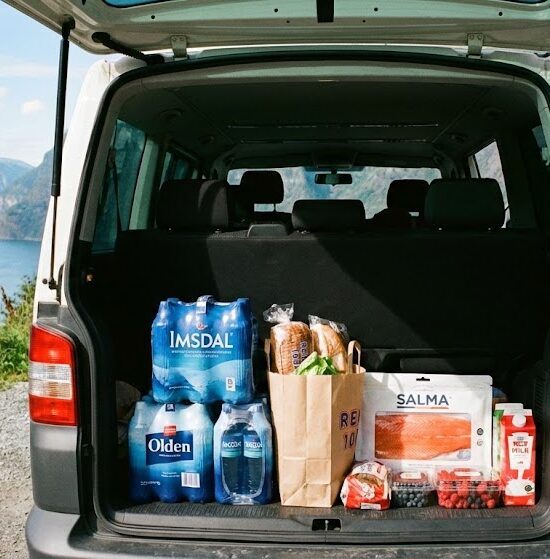 Zdjęcie otwartego bagażnika samochodu kempingowego.