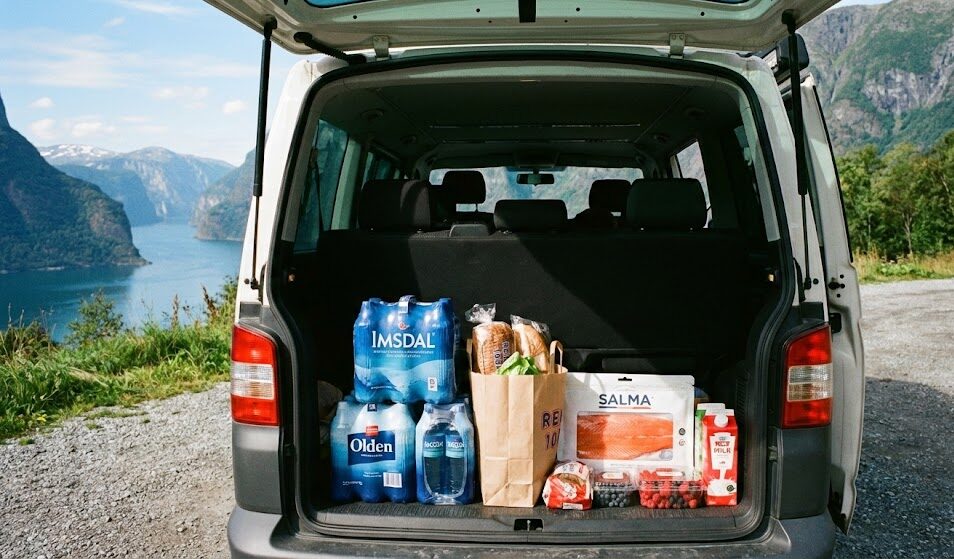 Zdjęcie otwartego bagażnika samochodu kempingowego.