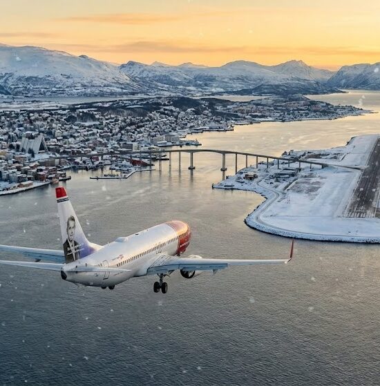 Zdjęcie samolotu podchodzącego do lądowania na lotnisku w Tromsø