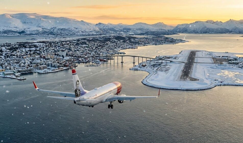Zdjęcie samolotu podchodzącego do lądowania na lotnisku w Tromsø