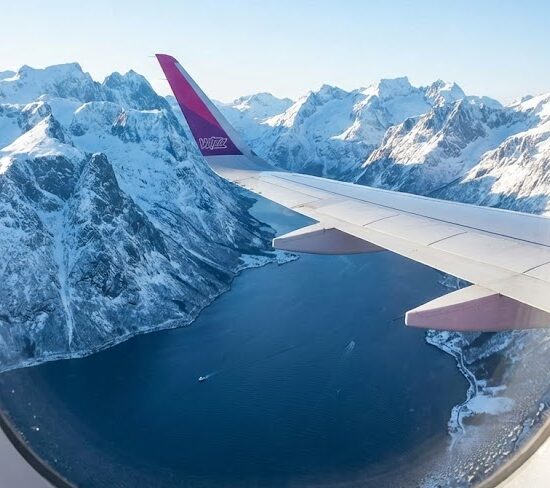Zdjęcie skrzydła samolotu tanich linii