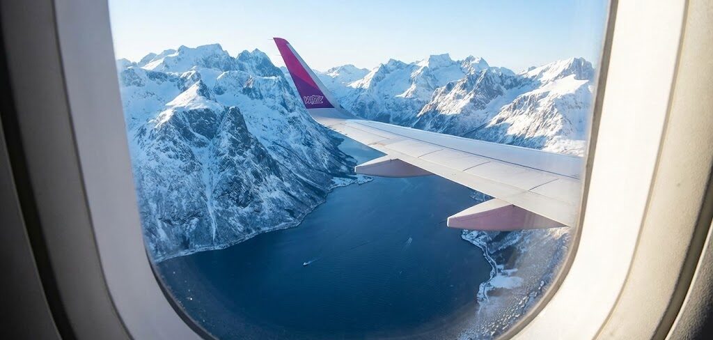 Zdjęcie skrzydła samolotu tanich linii