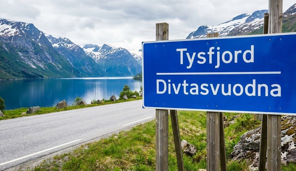 Zdjęcie tablicy drogowej w zachodniej Norwegii, na której widać nazwy miejscowości w dwóch wariantach językowych (norweskim i saamskim)