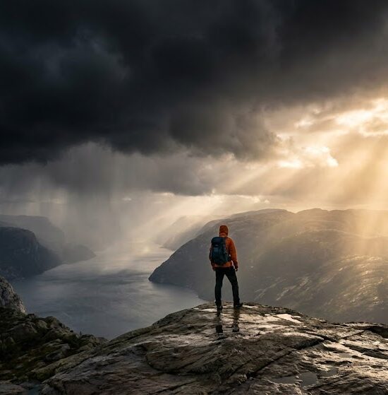 Zdjęcie turysty na krawędzi fiordu