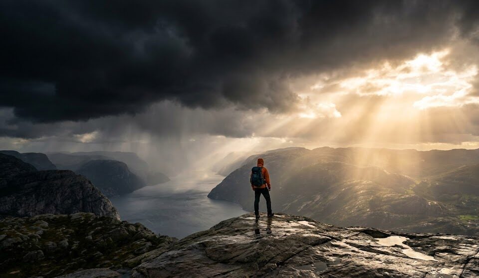 Zdjęcie turysty na krawędzi fiordu