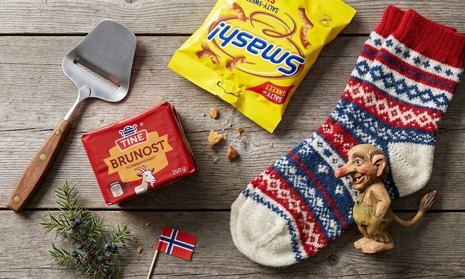 Zdjęcie w stylu flat lay przedstawiające zestaw klasycznych norweskich pamiątek na drewnianym stole