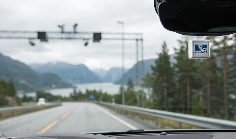 mała, biała kostka elektroniczna z logo AutoPASS.