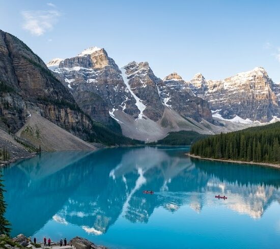 Epickie, szerokie ujęcie jeziora Moraine w kanadyjskim Parku Narodowym Banff.