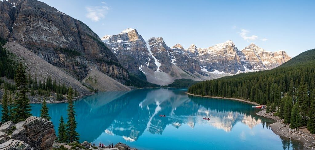 Epickie, szerokie ujęcie jeziora Moraine w kanadyjskim Parku Narodowym Banff.